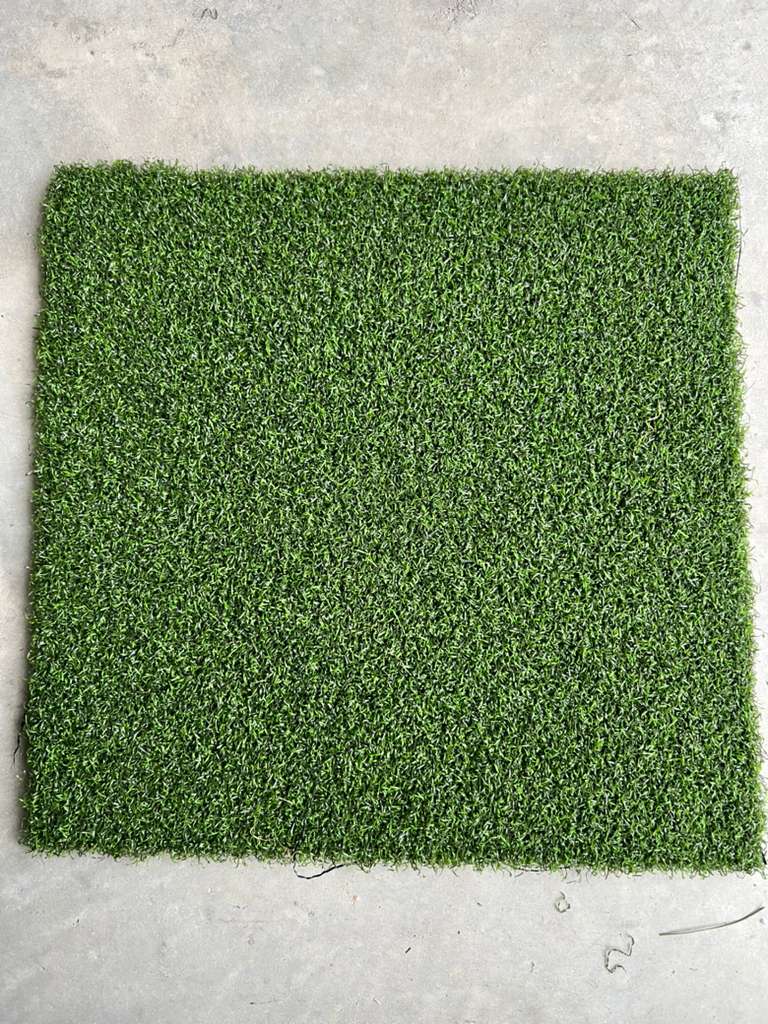 Tour Platinum putting green turf top view